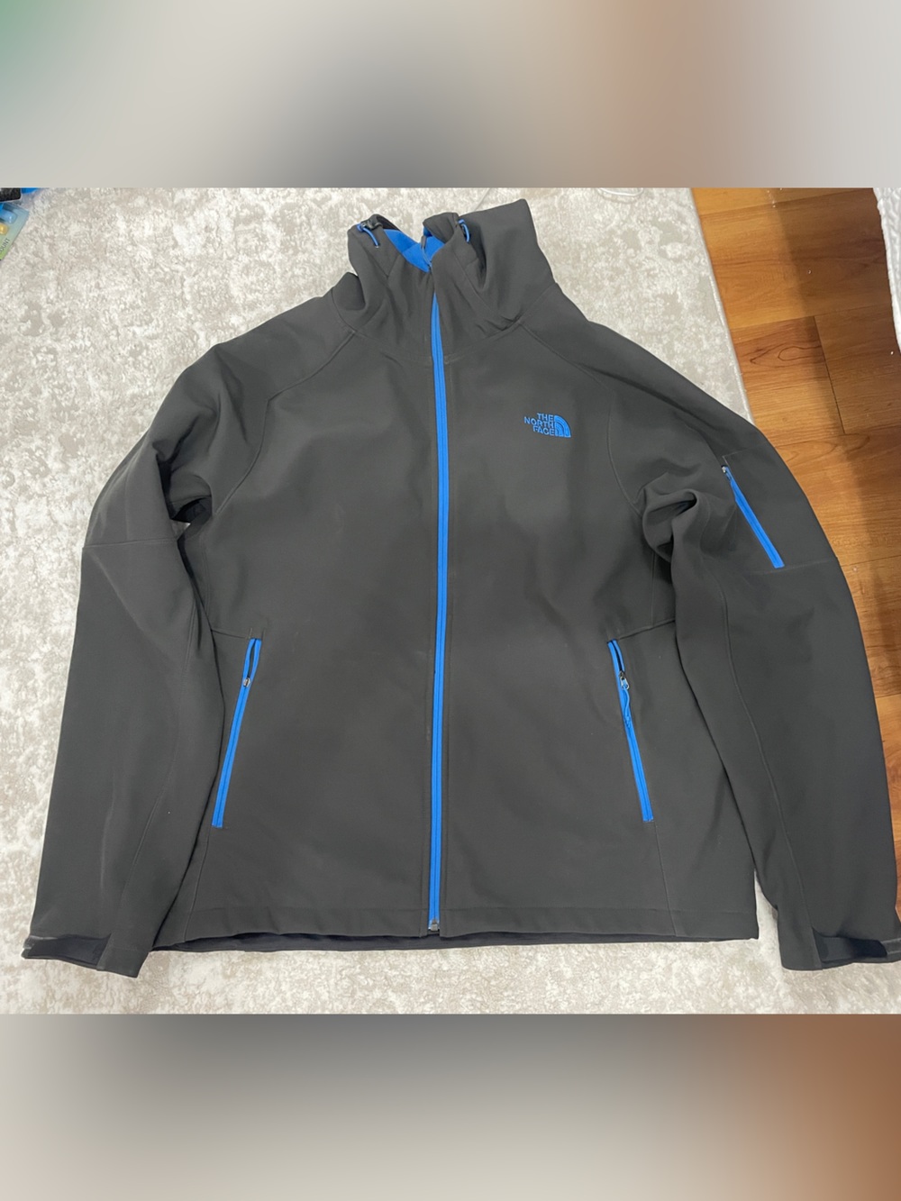 The North Face Men’s XL Black Softshell Fleece Lined Jacket with Blue Zippers